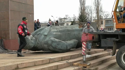 Dismantling of the monument to Lenin Stock Footage 61128828