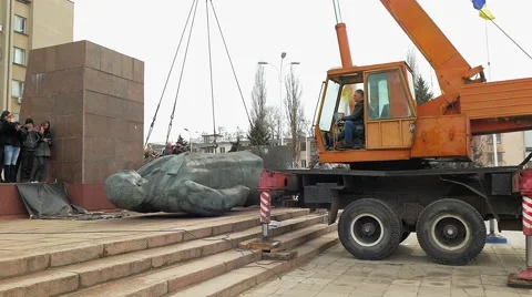 Dismantling of the monument to Lenin Stock Footage 61128836