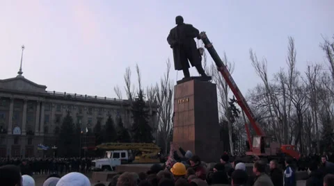 Dismantling monument Lenin statue Video stock 37517008