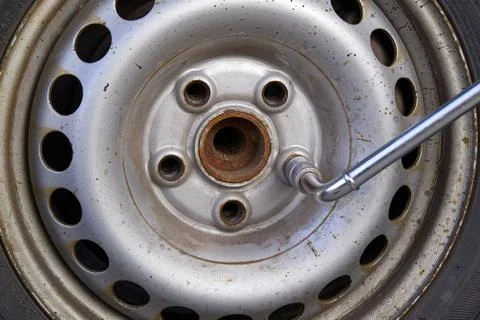 Dismantling, mounting a car wheel to replace tires or replace brakes on an old Foto stock