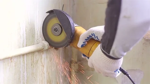 Dismantling of the pipe by a circular saw 库存影片 79543377