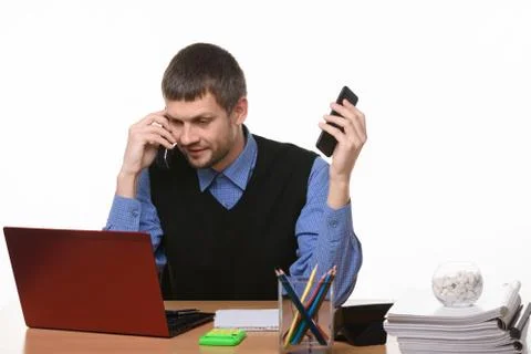 Dispatcher solves problems by talking on two phones Stockfoto's