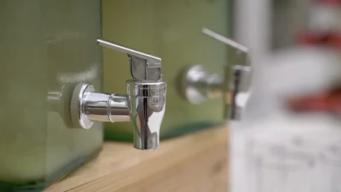 Dispenser for drinks. Green lemonade, drinking water with lemon and mint buffet. Vídeo Stock 161595829