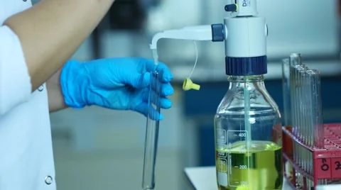 Dispenser flask prevents fluid into test tube in laboratory Vídeos de archivo 68148423