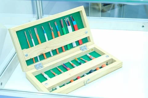 Display case with electrical cable and coupling samples. Industrial catalog o Stockfoto's