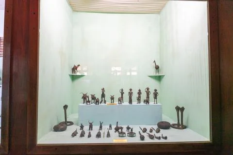 A display case with many figurines of animals and people. in Chennai Fotos Stock