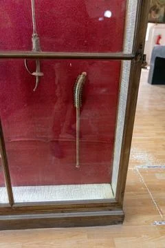 A display case with a red background and a brown frame. in Chennai Fotos Stock