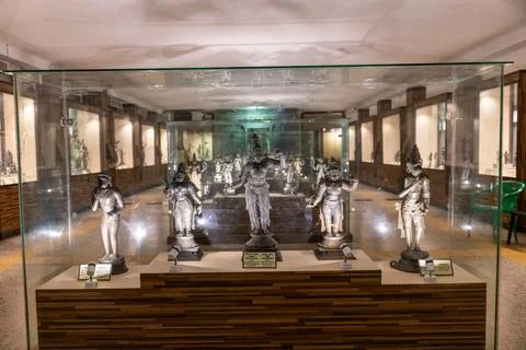 A display case with statues of people in it. in Chennai Stock-Fotos