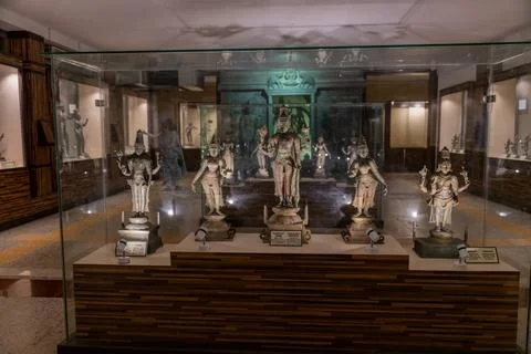 A display case with statues of people in it. in Chennai 写真素材