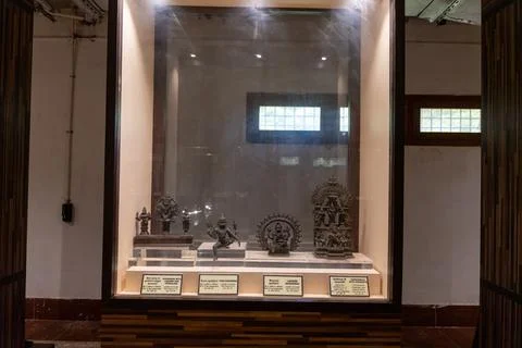 A display case with a variety of items inside. in Chennai Fotos Stock