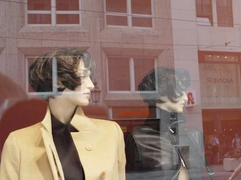 Display dummies behind window screen andreflections of opposite 库存照片
