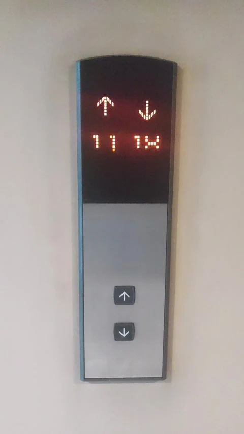 Display of an elevator going down indicating the floor numbe Stock Footage 255574237
