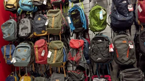 Display hanger stand with various backpacks Vidéo 166274936