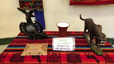 Display items in an art market in Cusco, Peru. Vidéo 288598013