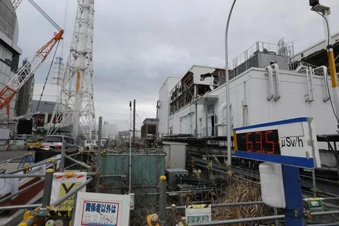 A display shows radiation level between Unit 2 and 3 buildings at Fukushima Daii Fotos de archivo