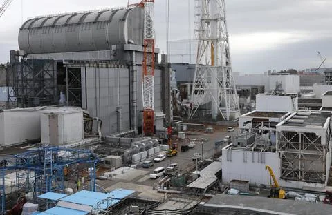 A display shows radiation level between Unit 3 and 4 buildings at Fukushima Daii Fotos de archivo