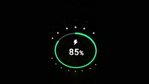 Display of the smartphone charge on the phone screen as a percentage Vídeo Stock 145708194