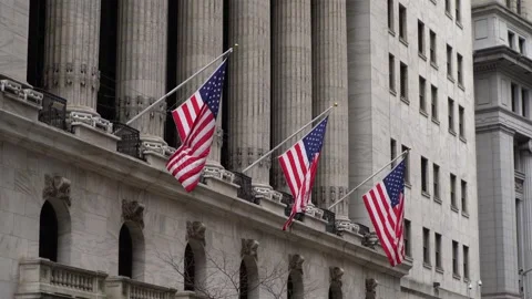 Display of U.S. flags is prominently shown on a notable financial building Vidéo 291641375
