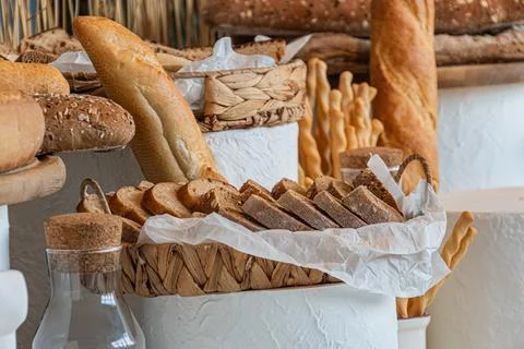 Display of various breads at a bakerycafe counter, with preserving baskets an Foto stock