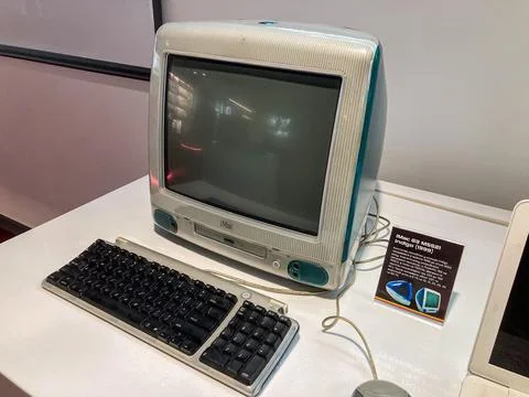 Display of vintage computer setup in Apple Technology Museum, featuring an op Foto stock
