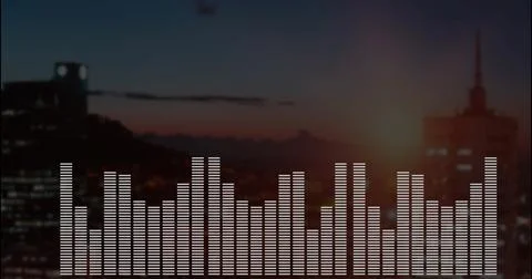 Displaying audio equalizer bars rising and falling over blurred urban skyline at Foto stock