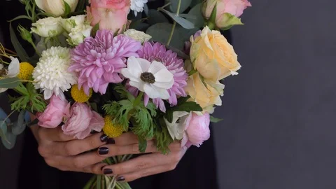 Displaying a bouquet of flowers Stock Footage 107151682
