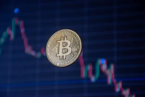 Displaying a chart of the falling price of bitcoin Stock Photos