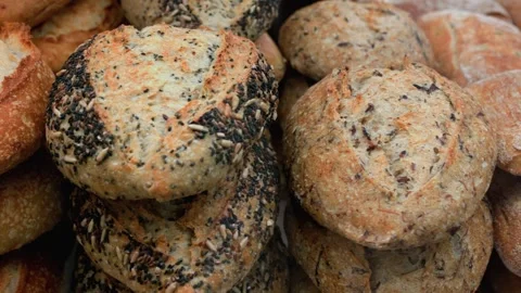Displaying of freshly made tasty bread through bakery window in a supermarket. 库存影片 333054253
