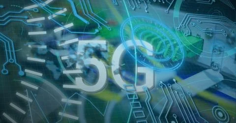 Displaying large 5G text in virtual network environment, with circuit traces and Foto stock