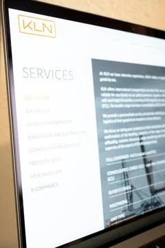 Displaying logistics transportation services on a computer monitor 库存照片