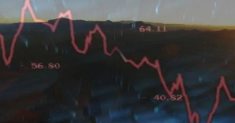 Displaying red line graph tracking numeric labels over mountain ridge at sunset, Foto stock