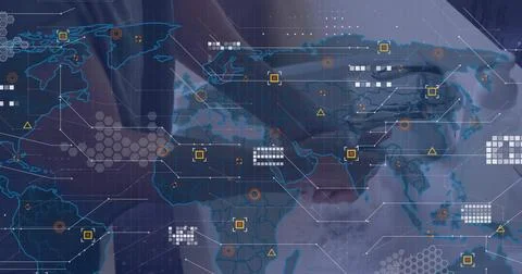 Displaying world map in control room with links hex-grid nodes and alerts, woman Foto stock