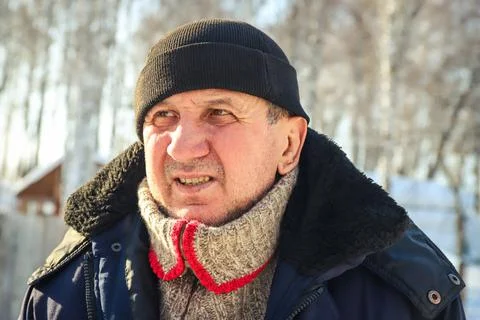 Displeased elderly man close-up. Selective focus. Outdoors Foto stock