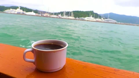 Disposable coffee cup with handle on ship at sea Thailand. Vidéo 327106570