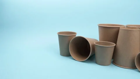 Disposable environmental tableware on a blue background. Vidéo 128041414