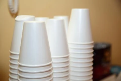 Disposable plastic utensils pile stack cups cups 库存照片