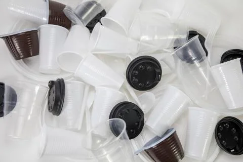 Disposable plastic utensils scattered on the table, plastic utensils in a hea Foto stock