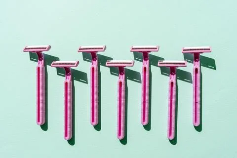 Disposable razors, a creative composition of disposable razors on a turquoise Foto stock