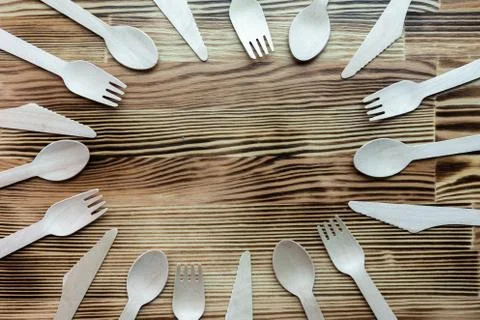 Disposable tableware made of natural materials, wooden spoon, fork, knife Foto stock