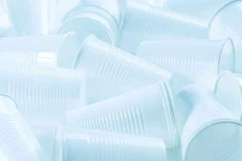 Disposable white plastic cups as background. Environmental concept. Non-co... Foto stock