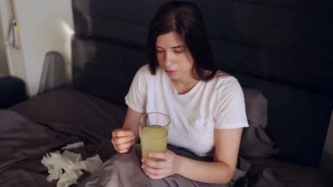 Dissolution of effervescent powder or tablet to get rid of effects of alcohol or Vidéo 214009470