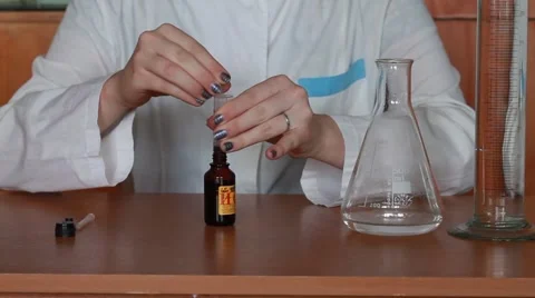 Dissolution of iodine in the water in the flask Stock Footage 48637804