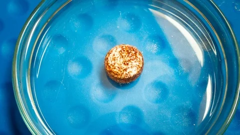 Dissolution of tablets with vitamins in the water Vidéo 87855408