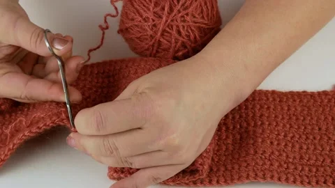 Dissolves the associated pattern.Detangles loops with small scissors. Vídeos de archivo 141058461