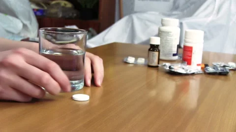 Dissolving effervescent tablet in water glass Видео 46180102