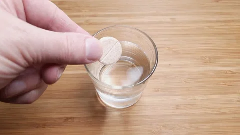Dissolving start of effervescent tablet in the water glass Video stock 236541315