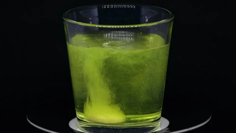 Dissolving vitamin tablet falling in glass with fizzy bubbles Video stock 143140598