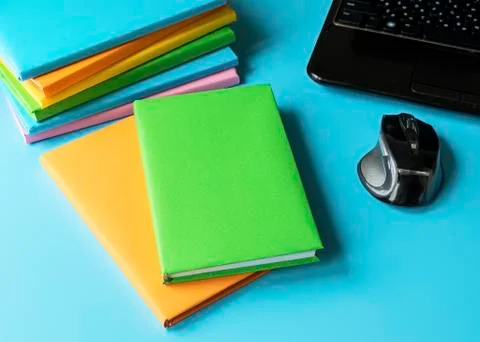Distance Learning Concept. Stack of books, laptop. Online training. Foto stock