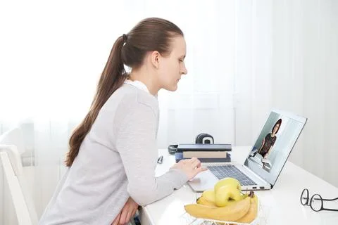 Distance learning for students. Quarantine, self-isolation, social phobia. E Foto stock