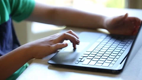 Distance learning: Young boy's hands typing on a laptop computer Vídeos de archivo 137179022